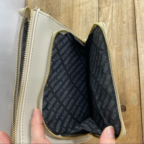 Steve Madden light gray crossbody bag with gold chain strap hardware - Picture 5 of 13